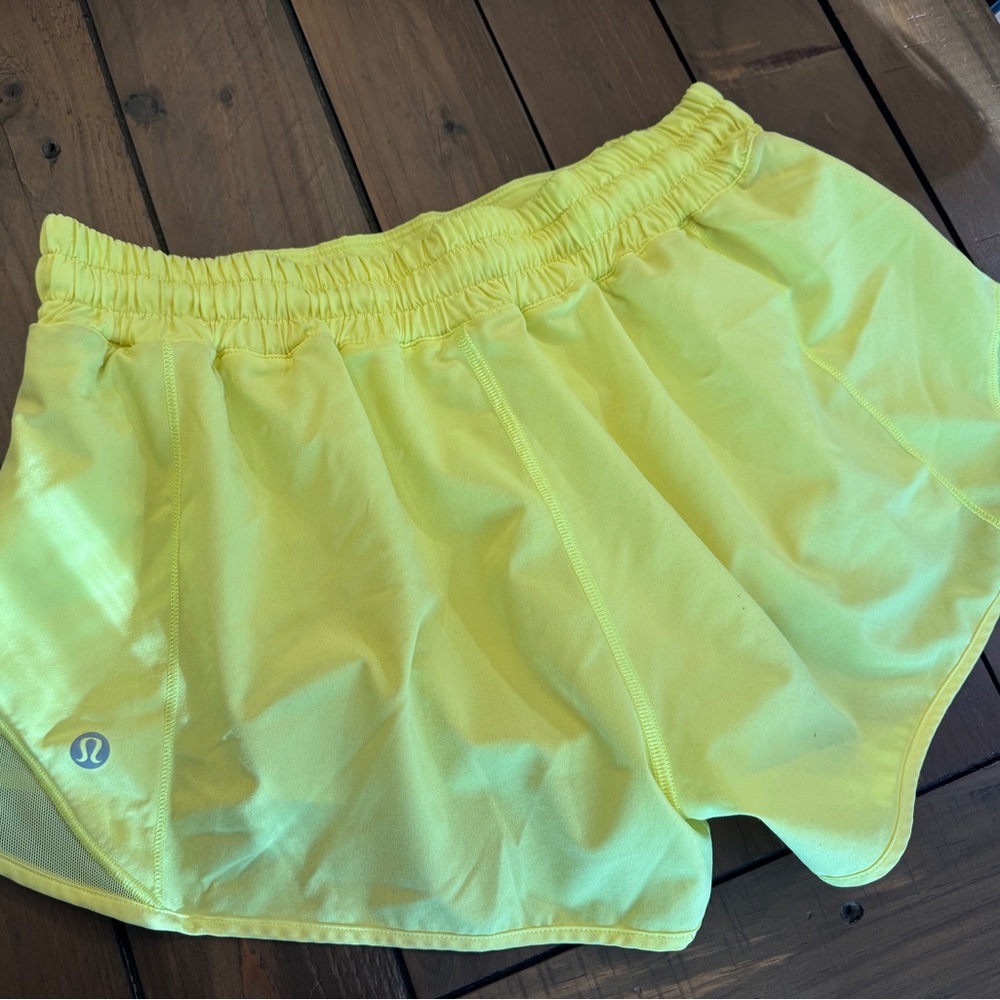 Lululemon Hotty Hot Lined Short 2.5" 🍋 - Picture 2 of 6